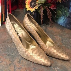 Bottega Veneta gold woven leather pumps